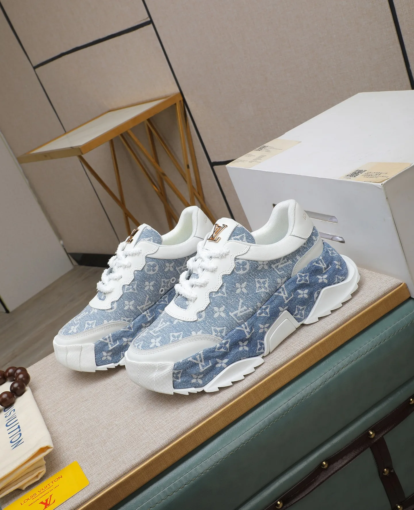 Men's shoes 💰600 LV are novel and fashionable, and the uppers are made of imported cowhide + LV special materials! Super trendy design! It’s eye-catching! The leather is soft, delicate, shiny and translucent, showing the ultimate in pure handcraftsmanship, and the mesh is soft, comfortable and breathable! Size: 39-44 (38 45 customized)